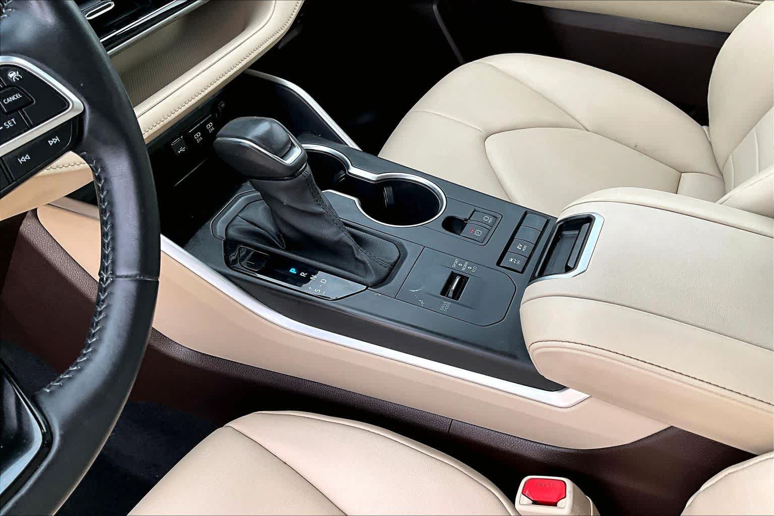 Used 2020 Toyota Highlander XLE FWD image 17