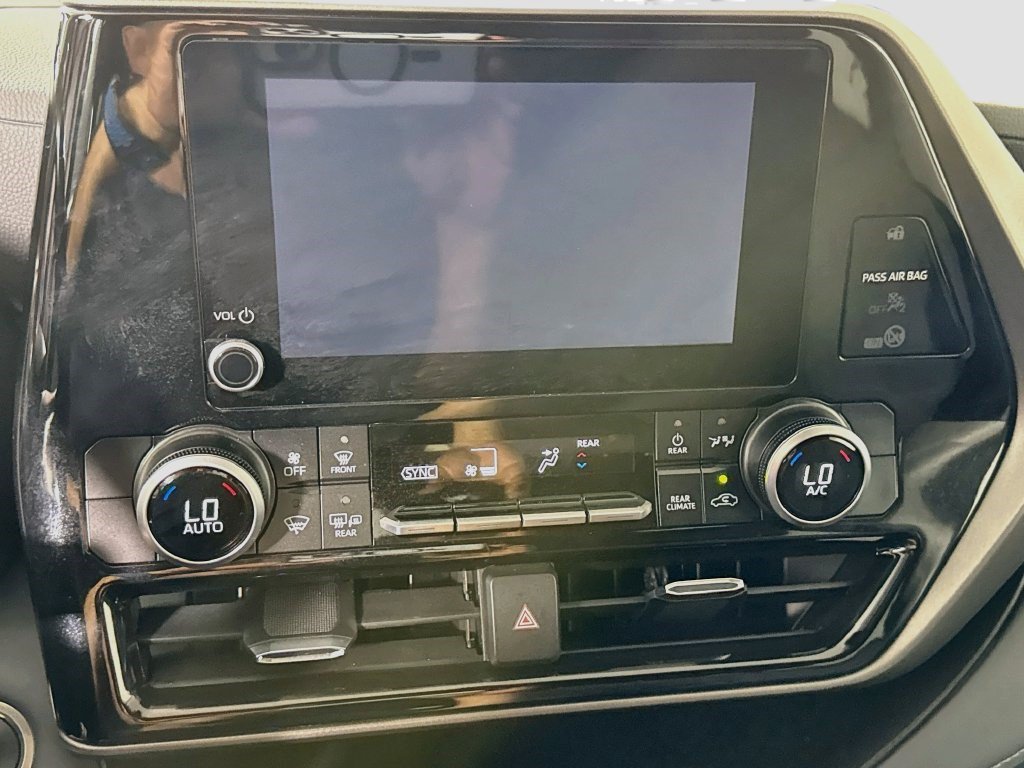 Used 2025 Toyota Highlander LE FWD image 17