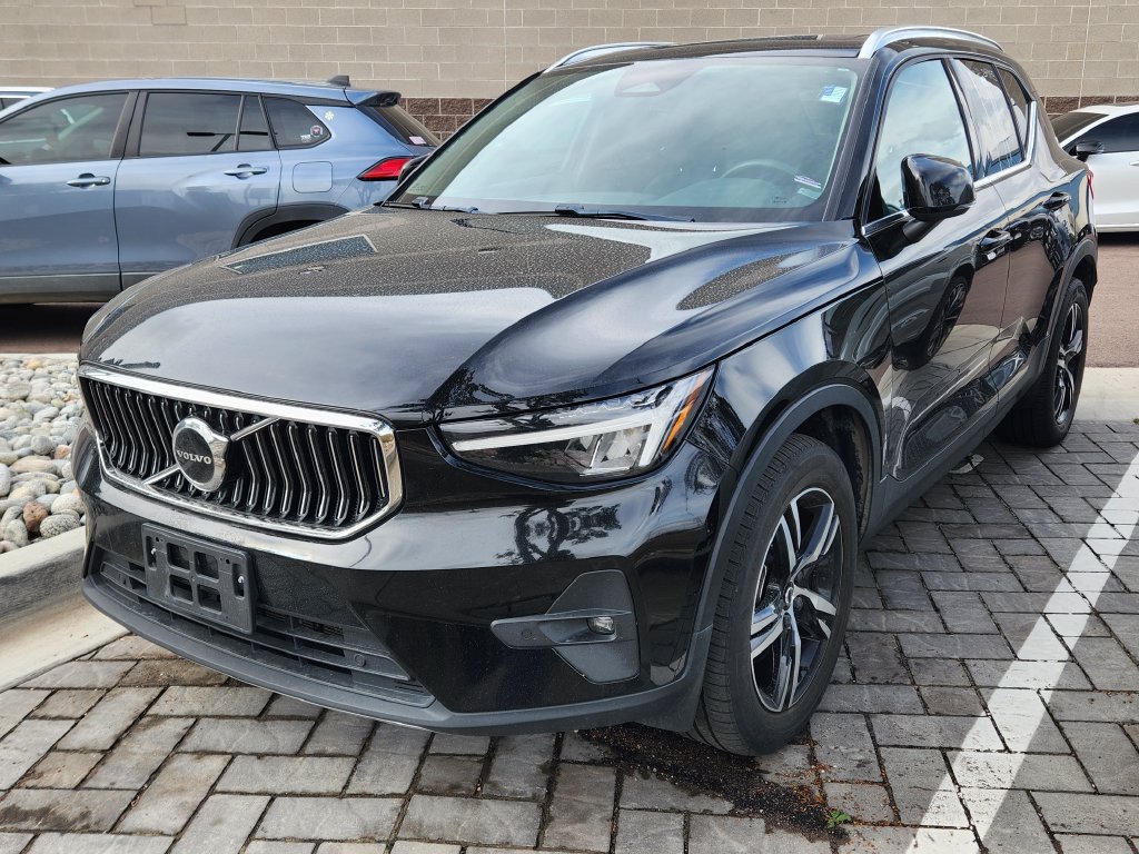 Used 2023 Volvo XC40 B5 Plus AWD/4WD image 4