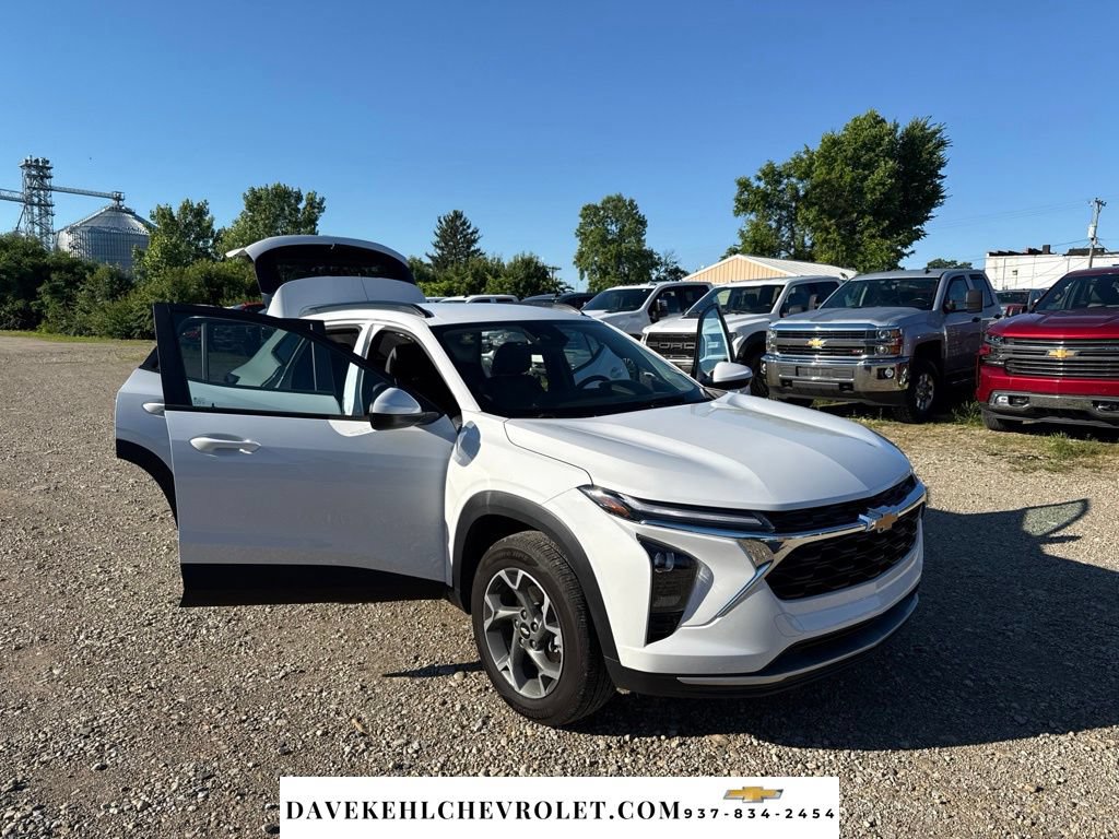 Used 2025 Chevrolet Trax LT FWD image 29