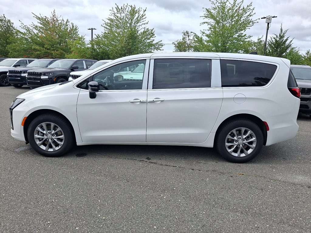 New 2027 Chrysler Pacifica Select AWD/4WD image 8