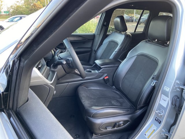 Used 2025 Jeep Grand Cherokee Altitude AWD/4WD image 18