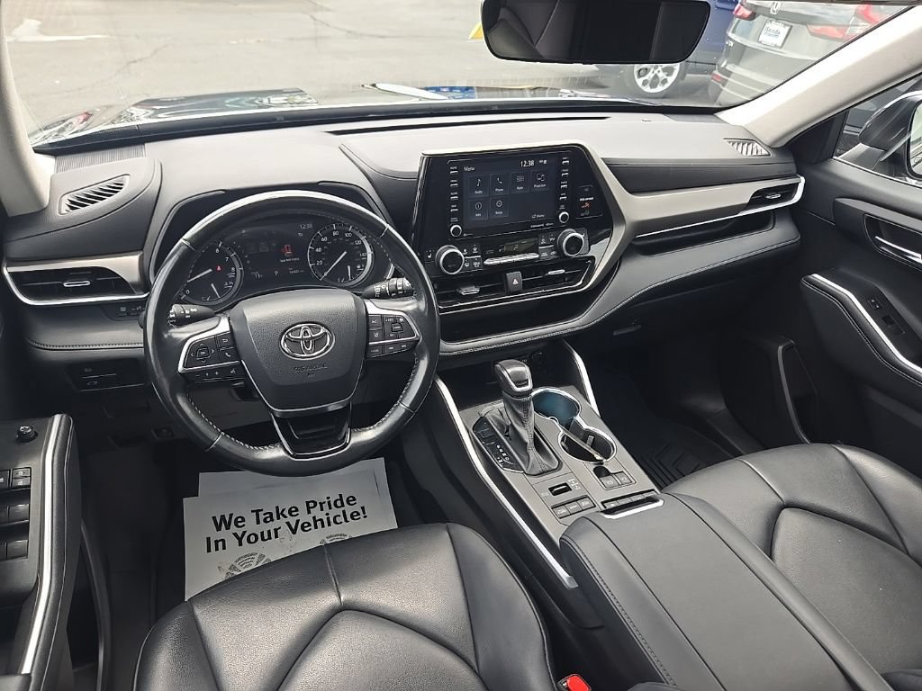 Used 2021 Toyota Highlander XLE AWD/4WD image 25