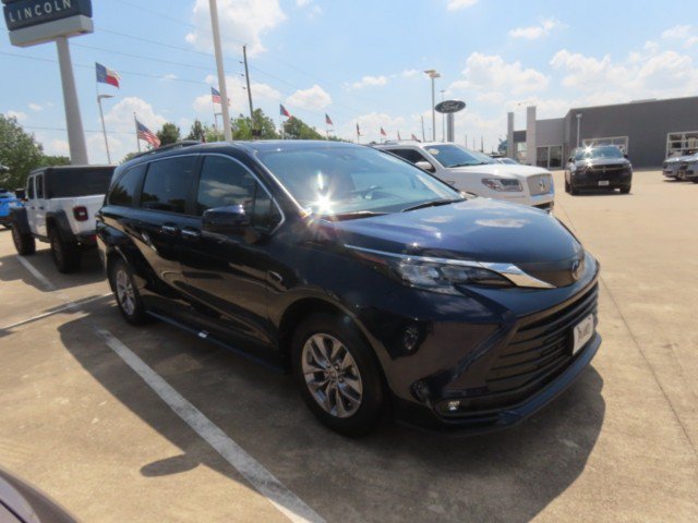 Used 2025 Toyota Sienna XLE FWD image 6