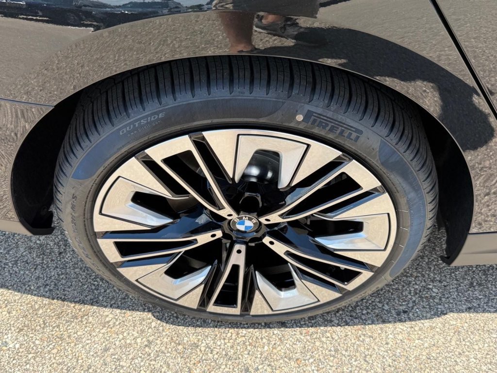 New 2027 BMW i5 xDrive40 AWD/4WD image 4