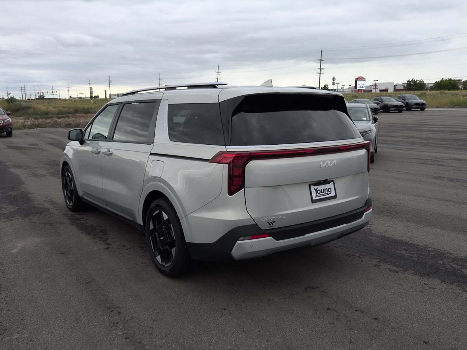 Used 2025 Kia Carnival EX FWD image 5