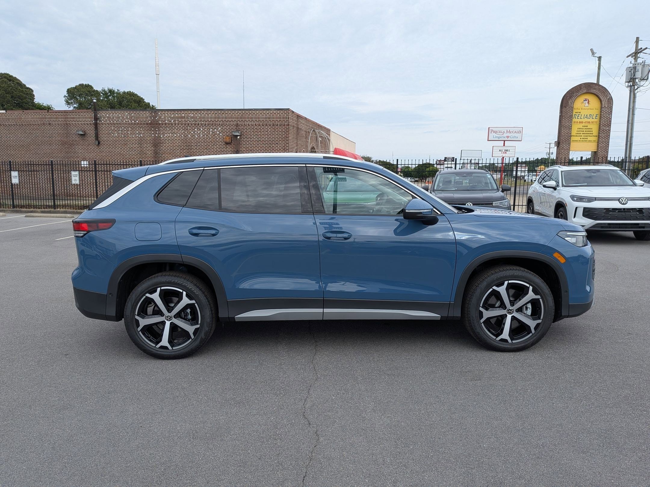 New 2026 Volkswagen Tiguan SE AWD/4WD image 2