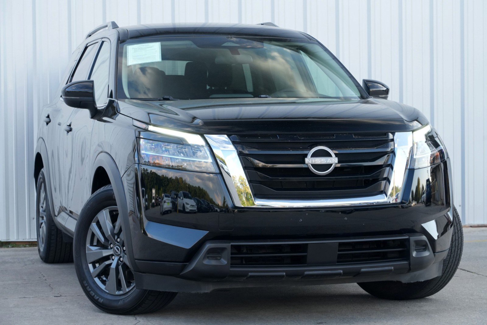Used 2022 Nissan Pathfinder SV image 2
