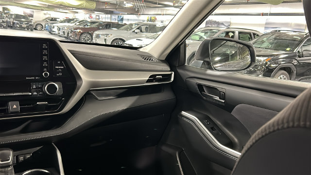 Used 2020 Toyota Highlander LE AWD/4WD image 23