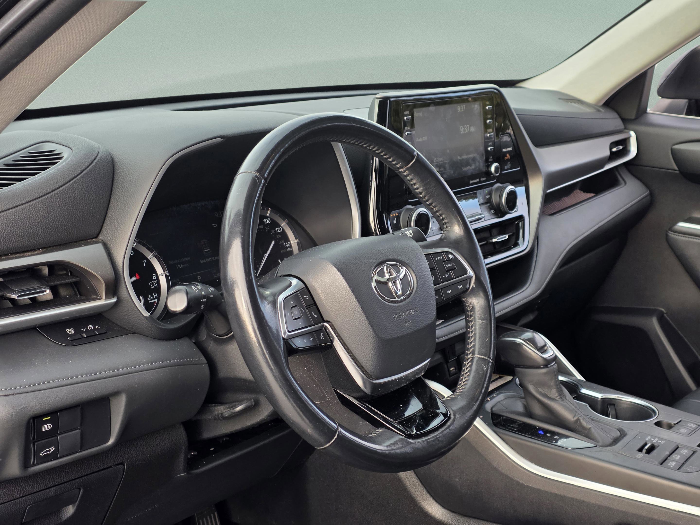 Used 2020 Toyota Highlander XLE image 11