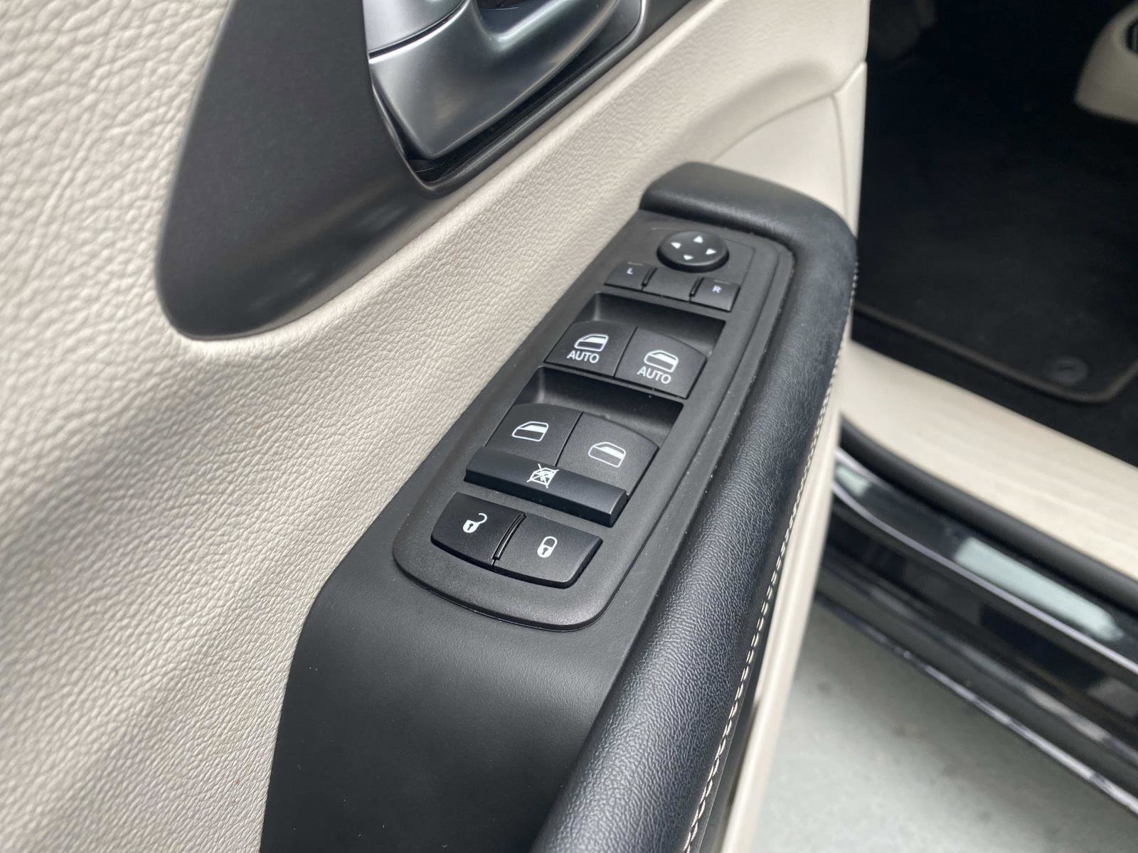 Used 2023 Chrysler Pacifica Touring-L image 16