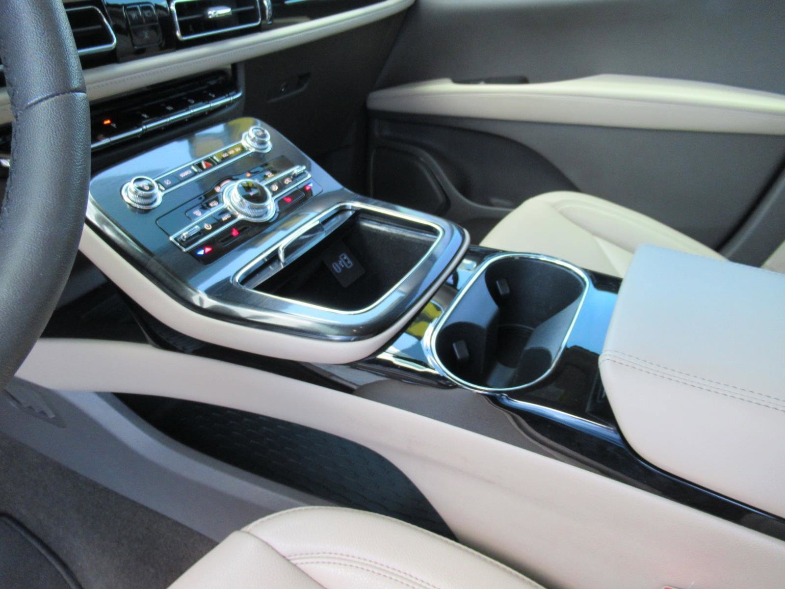 Used 2022 Lincoln Nautilus FWD w/ Premium Package image 16