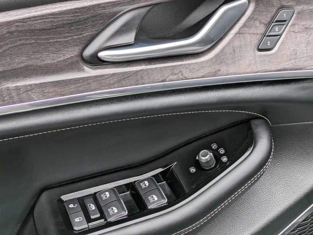 Certified 2022 Jeep Grand Cherokee Overland w/ Luxury Tech Group IV image 11