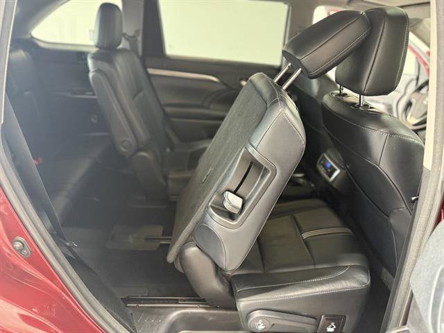 Used 2018 Toyota Highlander SE image 27