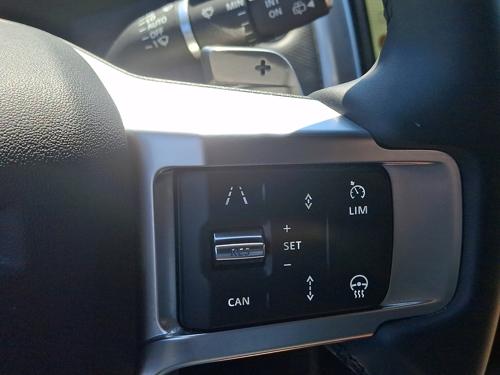 Used 2024 Land Rover Discovery Dynamic SE image 24