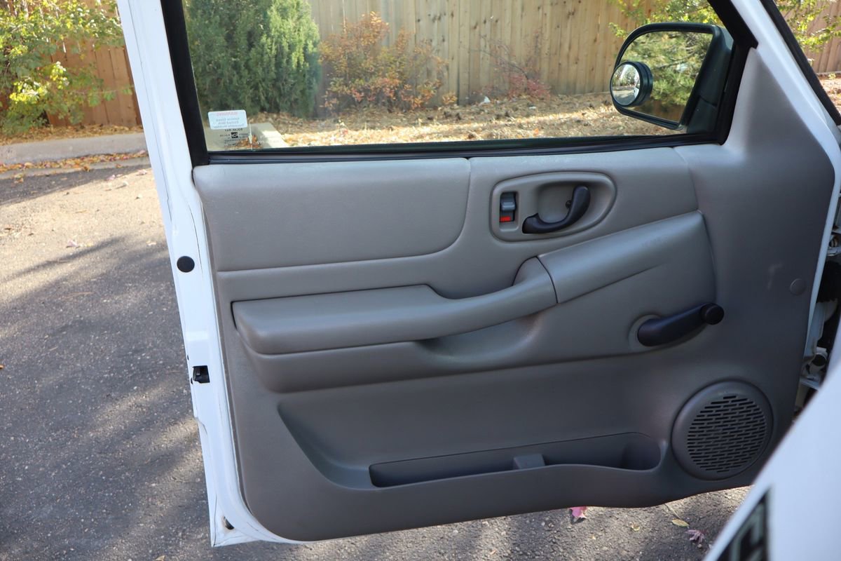 Used 2000 GMC Sonoma SL w/ Cold-Climate Pkg image 17