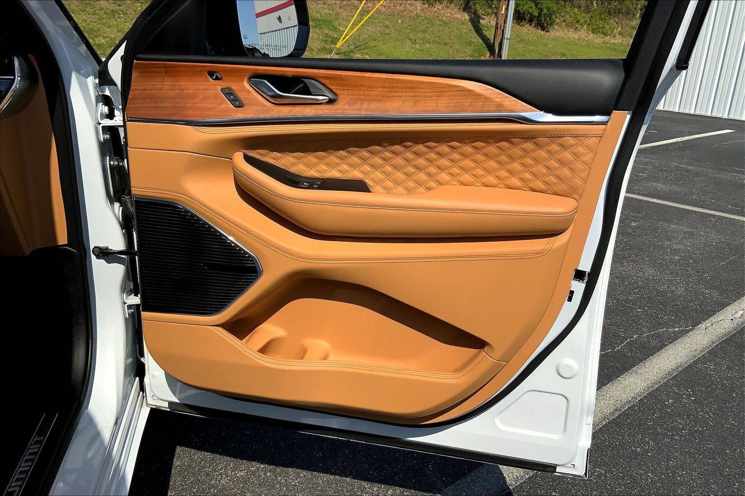 Used 2025 Jeep Grand Cherokee L Summit AWD/4WD image 23