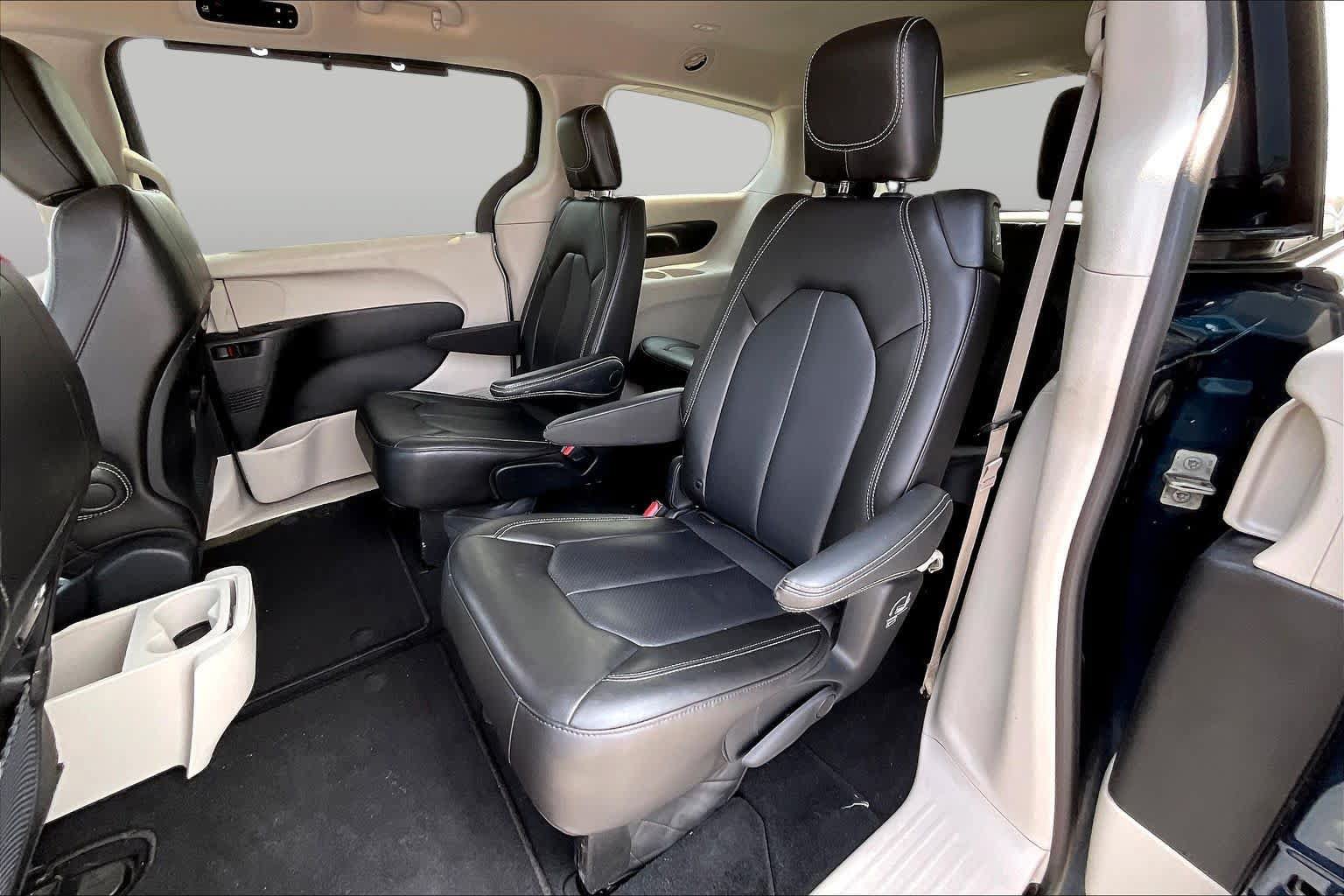 Used 2023 Chrysler Pacifica Touring-L FWD image 19