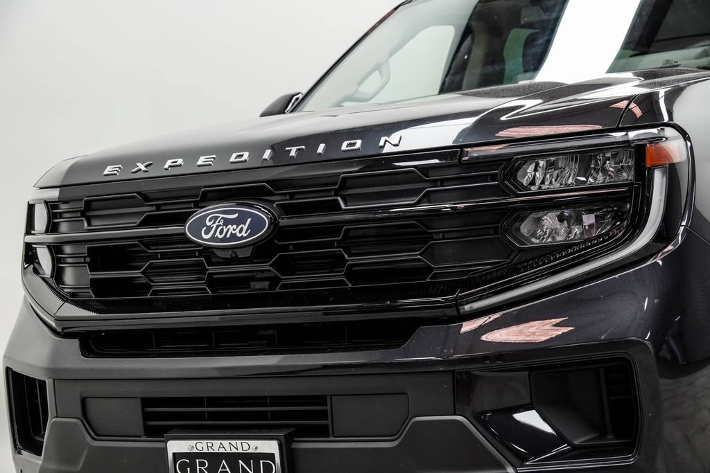 Used 2025 Ford Expedition Active AWD/4WD image 2