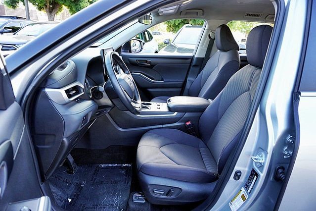 Used 2025 Toyota Highlander LE FWD image 14