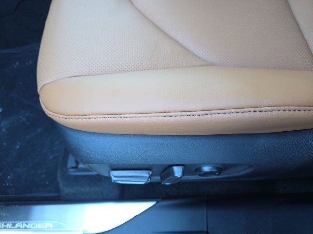 New 2026 Toyota Highlander Platinum image 15