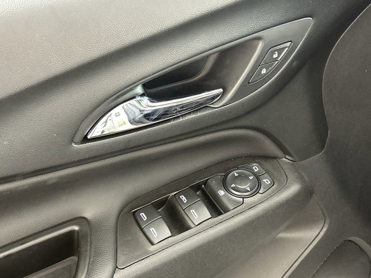 Used 2021 Chevrolet Equinox LT w/ LPO, Floor Liner Package image 18