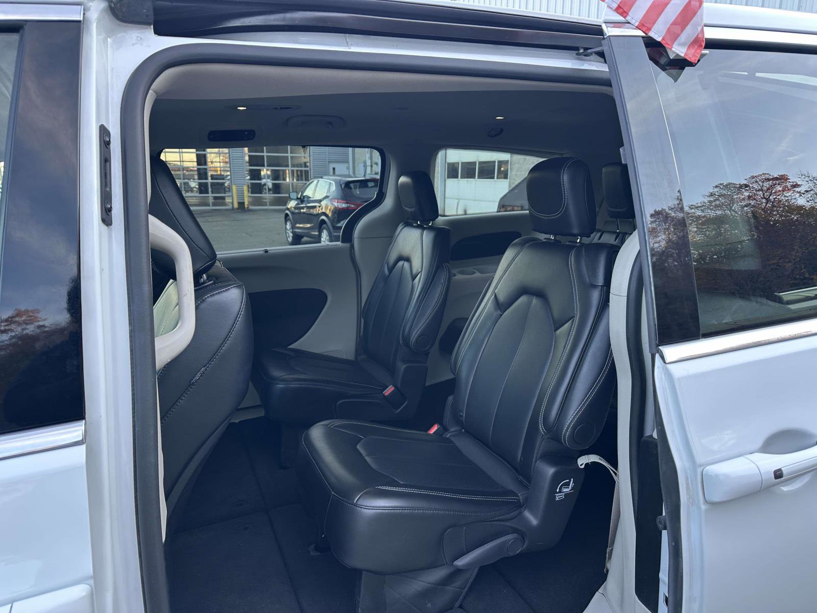 Used 2024 Chrysler Pacifica Touring-L image 13