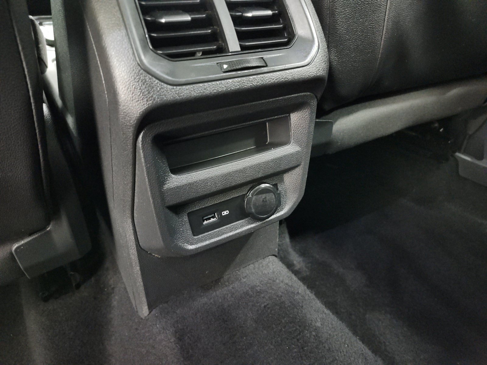 Used 2020 Volkswagen Tiguan SE w/ Panoramic Sunroof Package AWD/4WD image 15