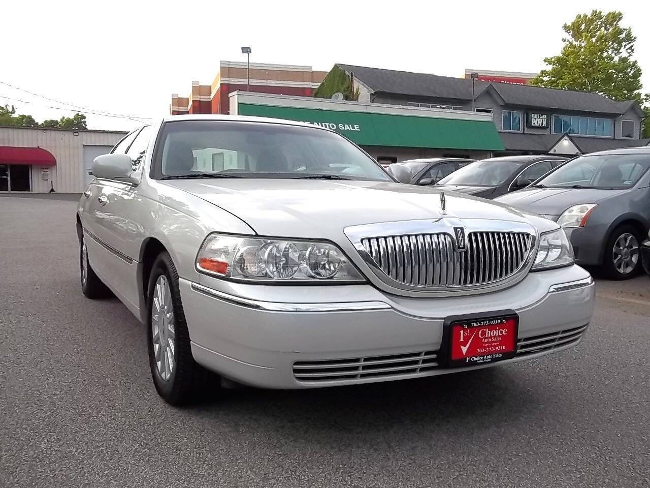 Used 2005 Lincoln Town Car Signature RWD image 4