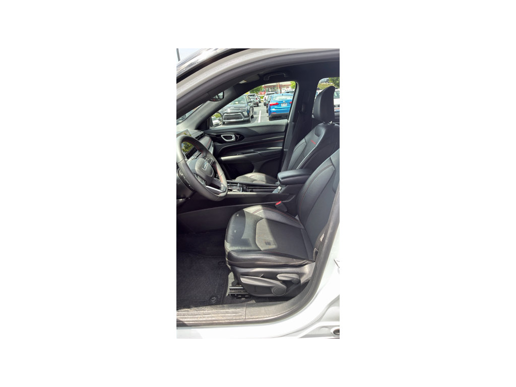 Used 2025 Jeep Compass Trailhawk AWD/4WD image 11