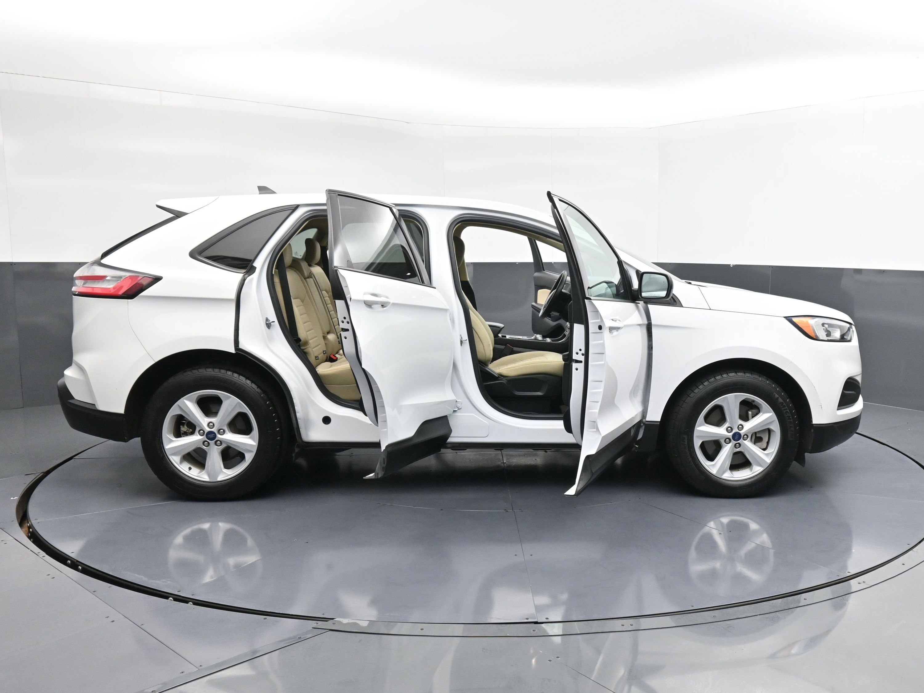 Used 2021 Ford Edge SE image 38