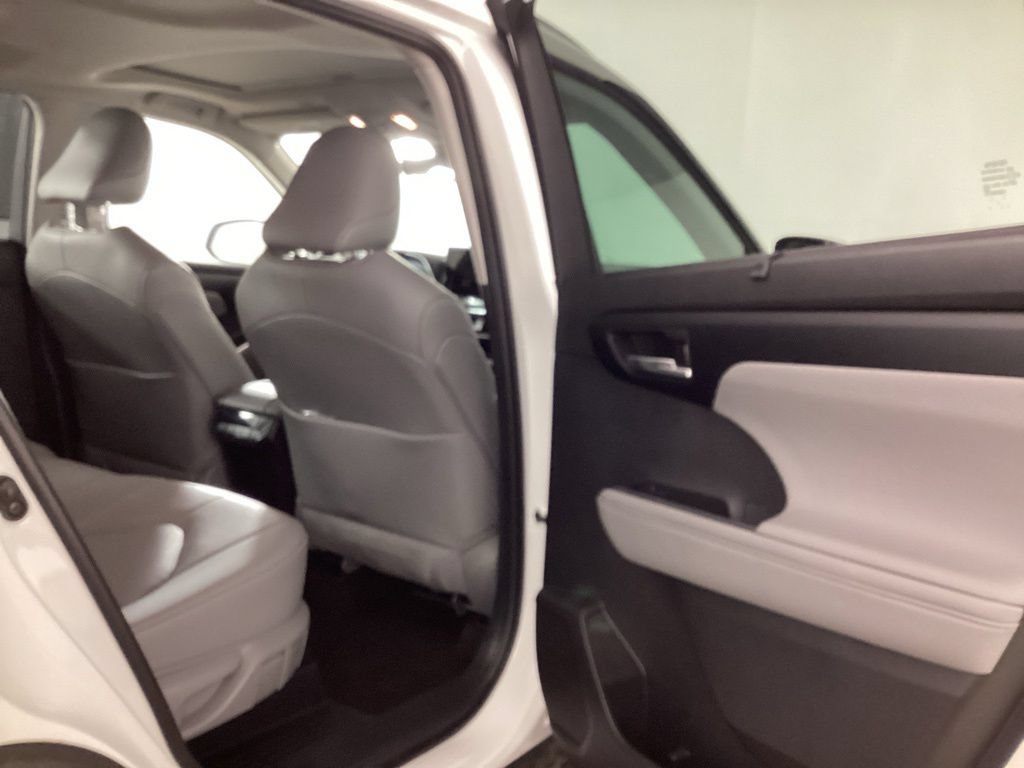 Used 2025 Toyota Highlander XLE AWD/4WD image 18