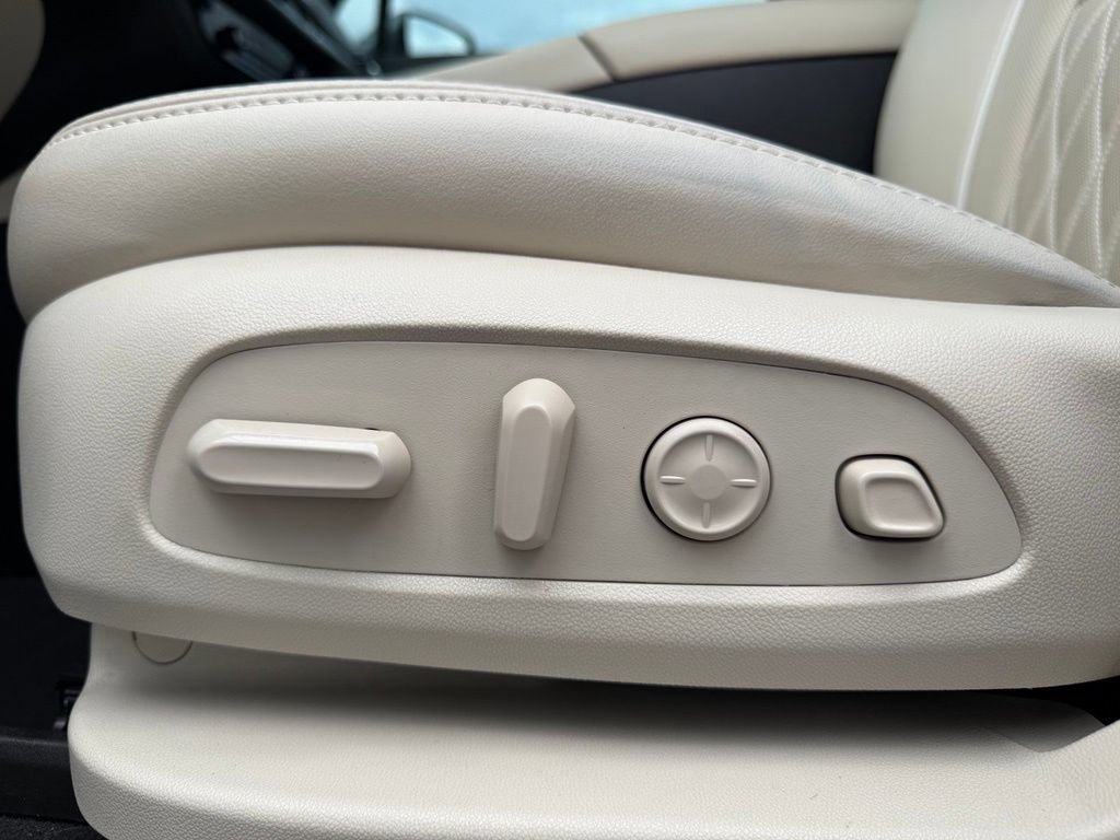 Used 2023 Buick Enclave Avenir w/ Avenir Technology Package FWD image 27