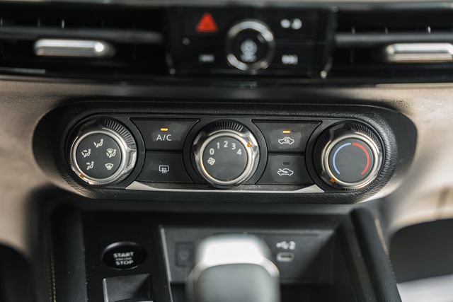 Used 2025 Nissan Kicks SV AWD/4WD image 28
