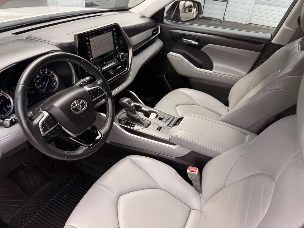 Used 2021 Toyota Highlander XLE AWD/4WD image 2