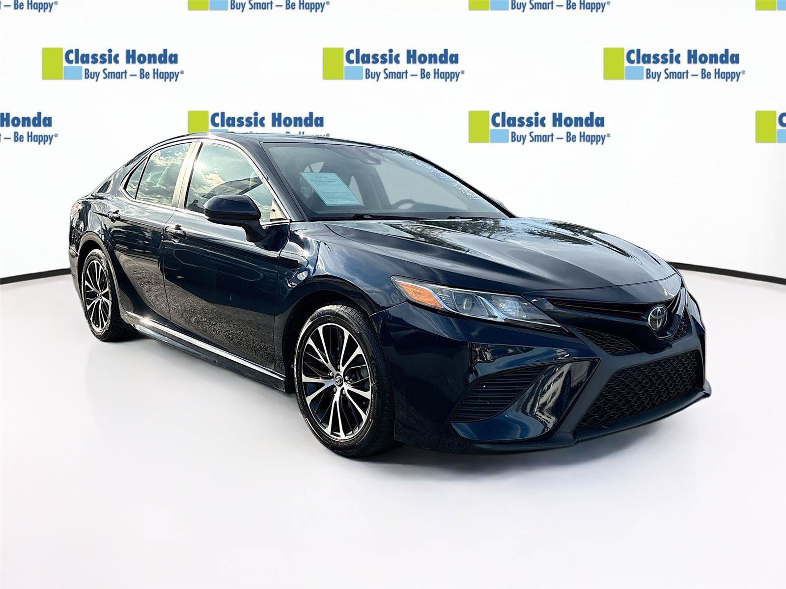Used 2020 Toyota Camry SE FWD image 1