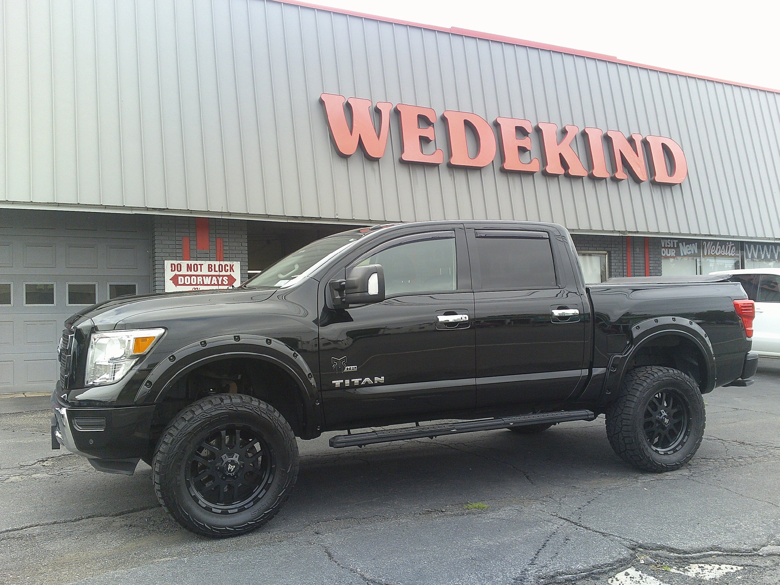 Used 2021 Nissan Titan SV w/ SV Convenience Package AWD/4WD image 3