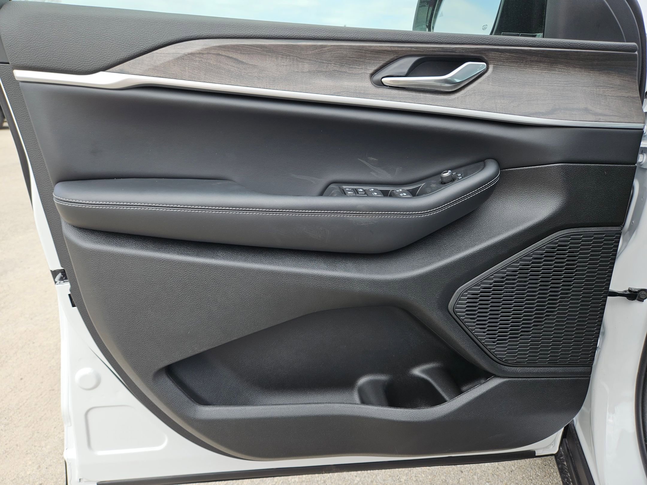 New 2026 Jeep Grand Cherokee Altitude RWD image 11
