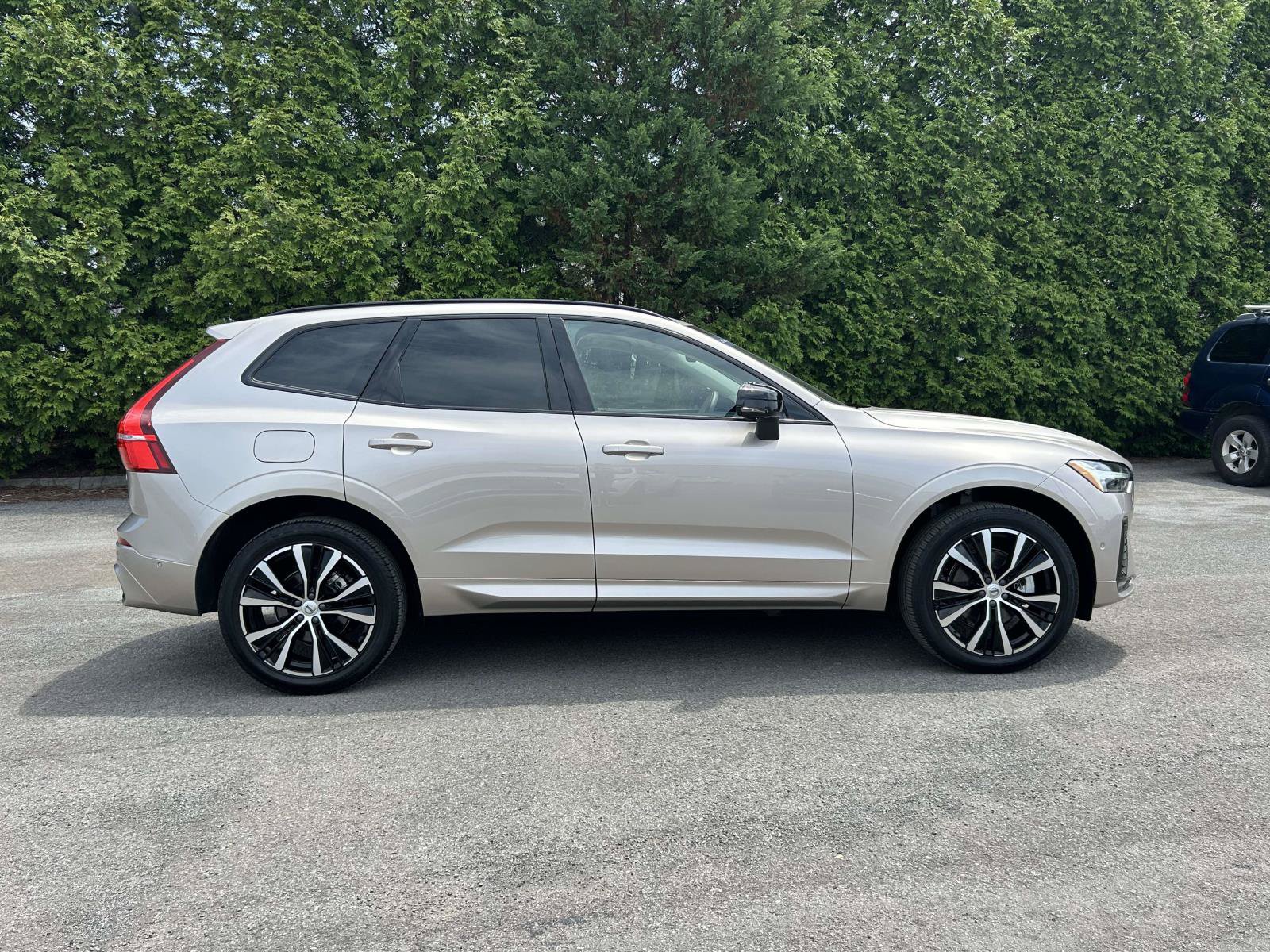 Certified 2025 Volvo XC60 B5 Plus AWD/4WD video 2