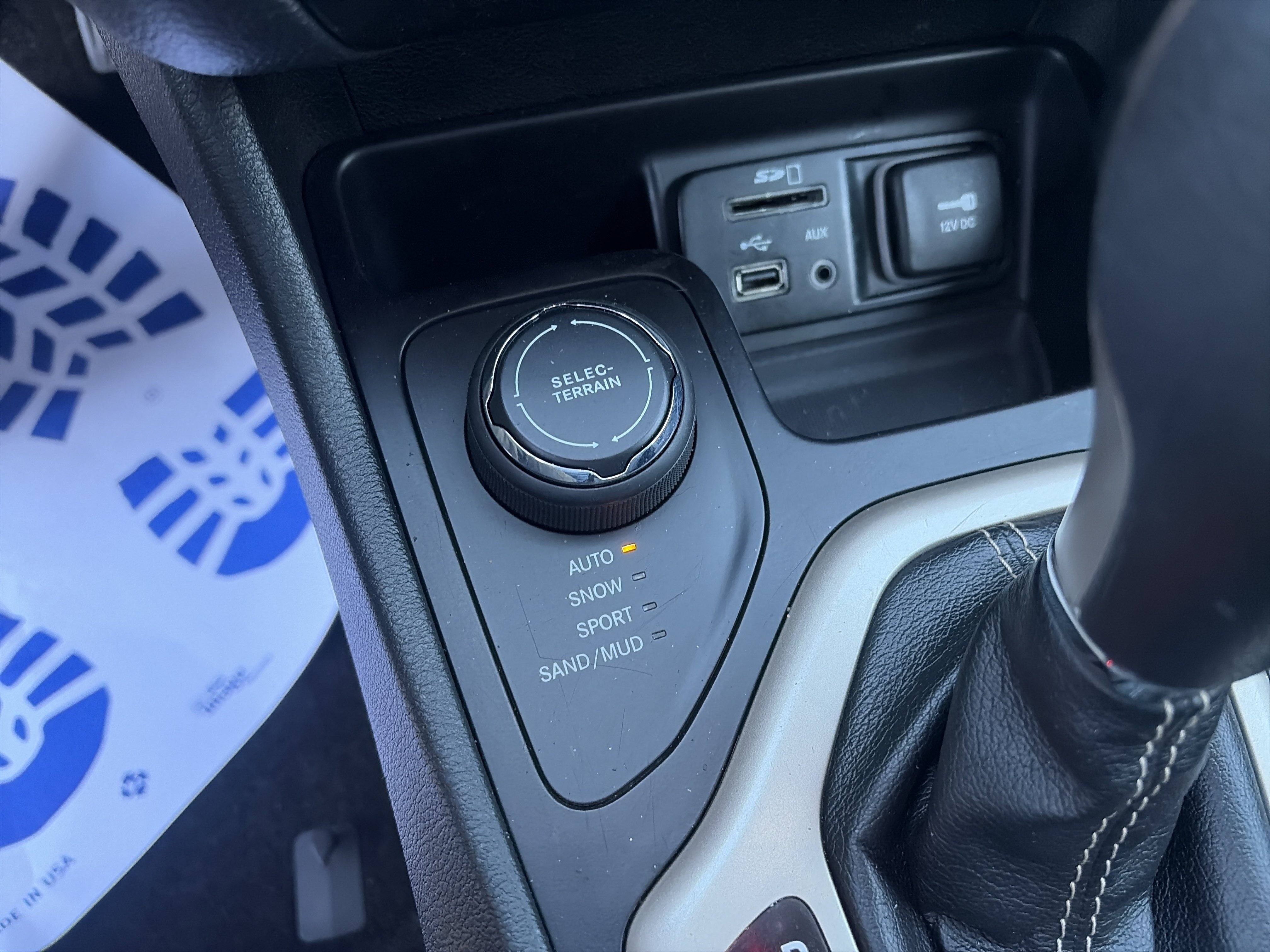 Used 2015 Jeep Cherokee Latitude w/ Comfort/Convenience Group AWD/4WD image 24