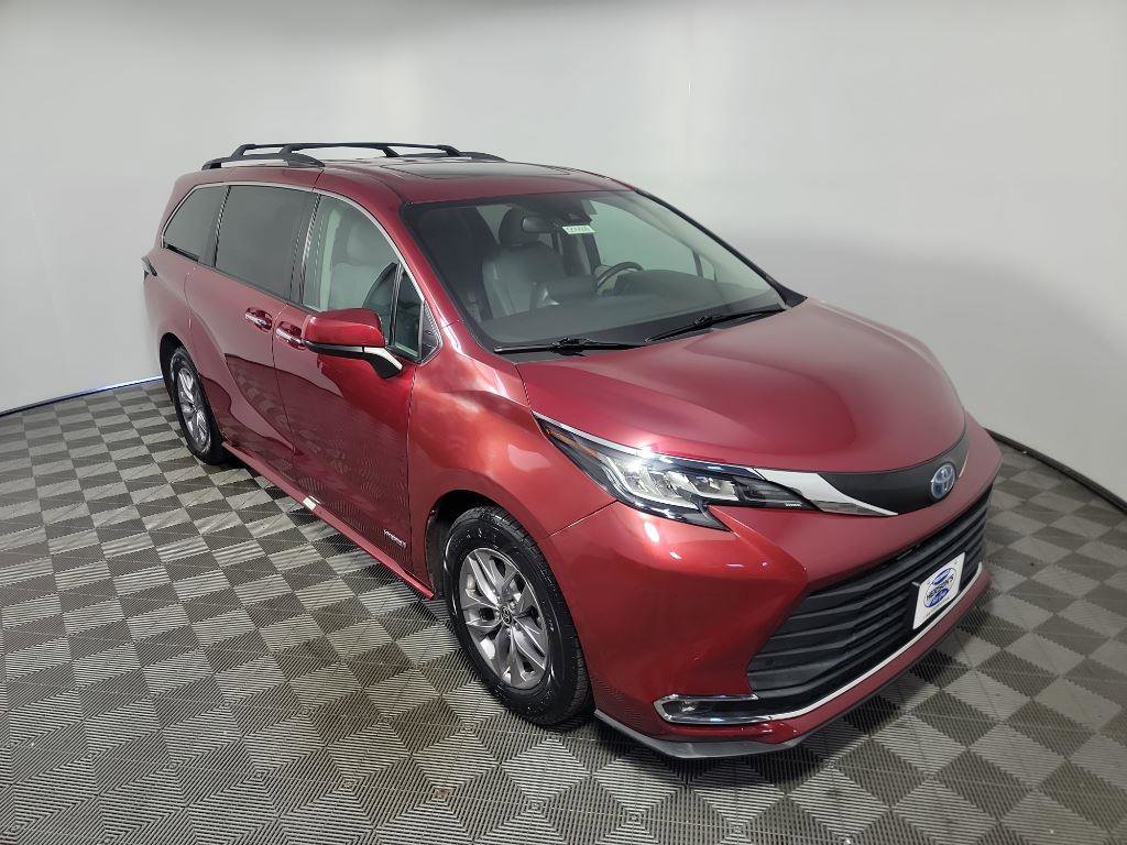 Used 2021 Toyota Sienna XLE image 2