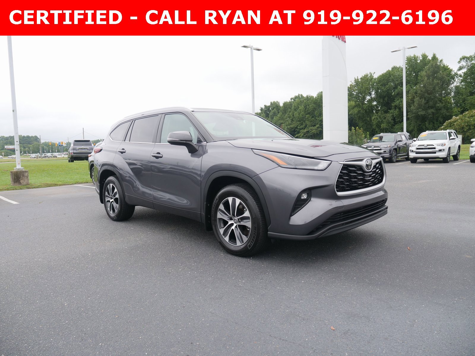 Used 2024 Toyota Highlander XLE image 2