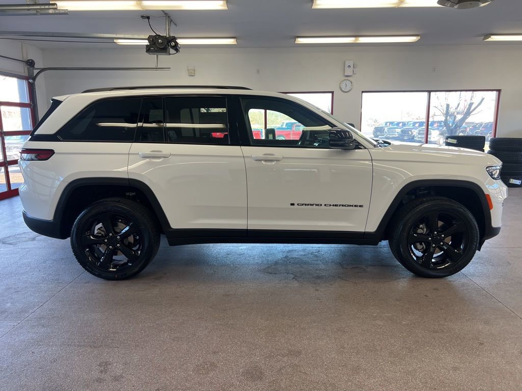 New 2025 Jeep Grand Cherokee Altitude image 30