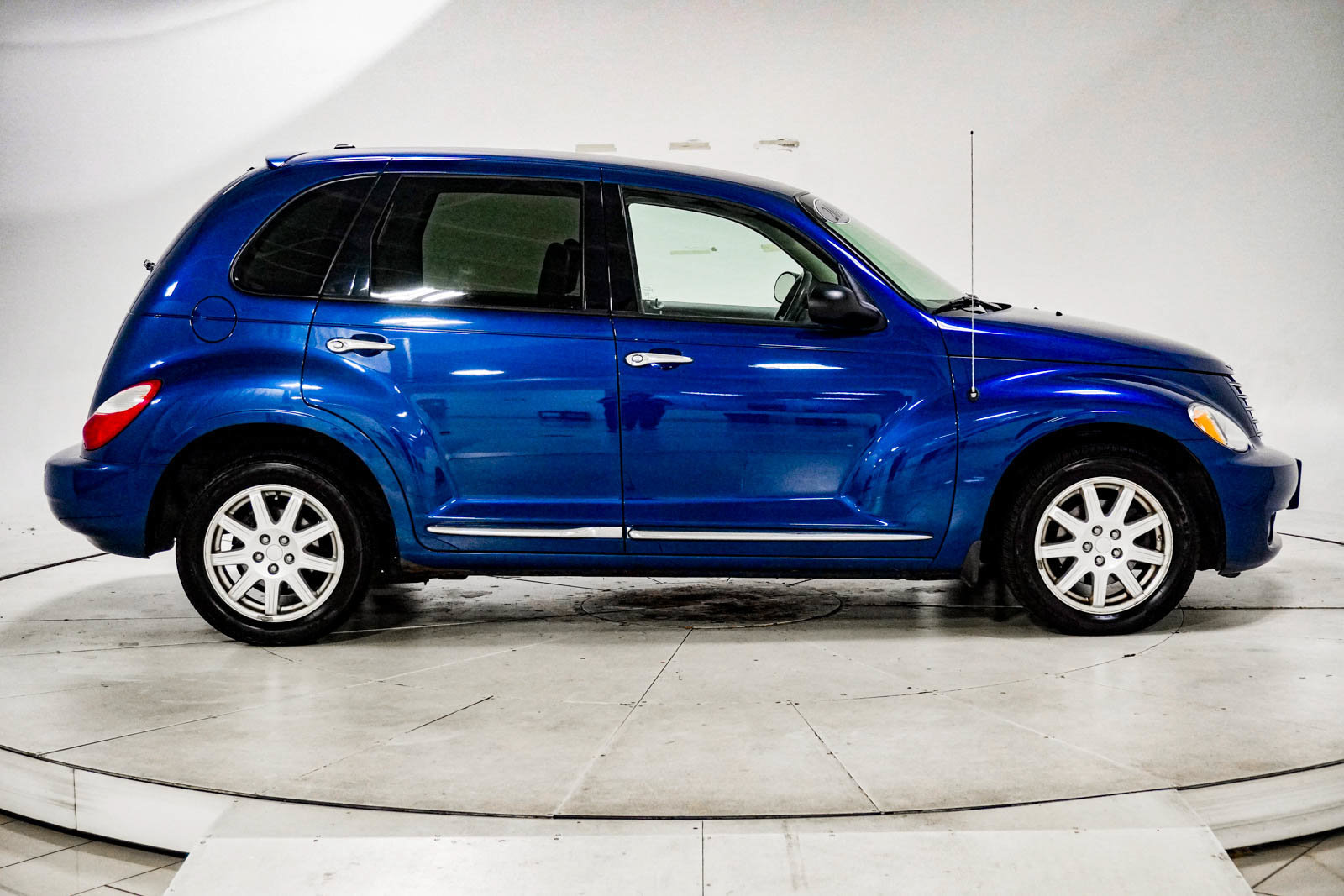 Used 2010 Chrysler PT Cruiser FWD image 11