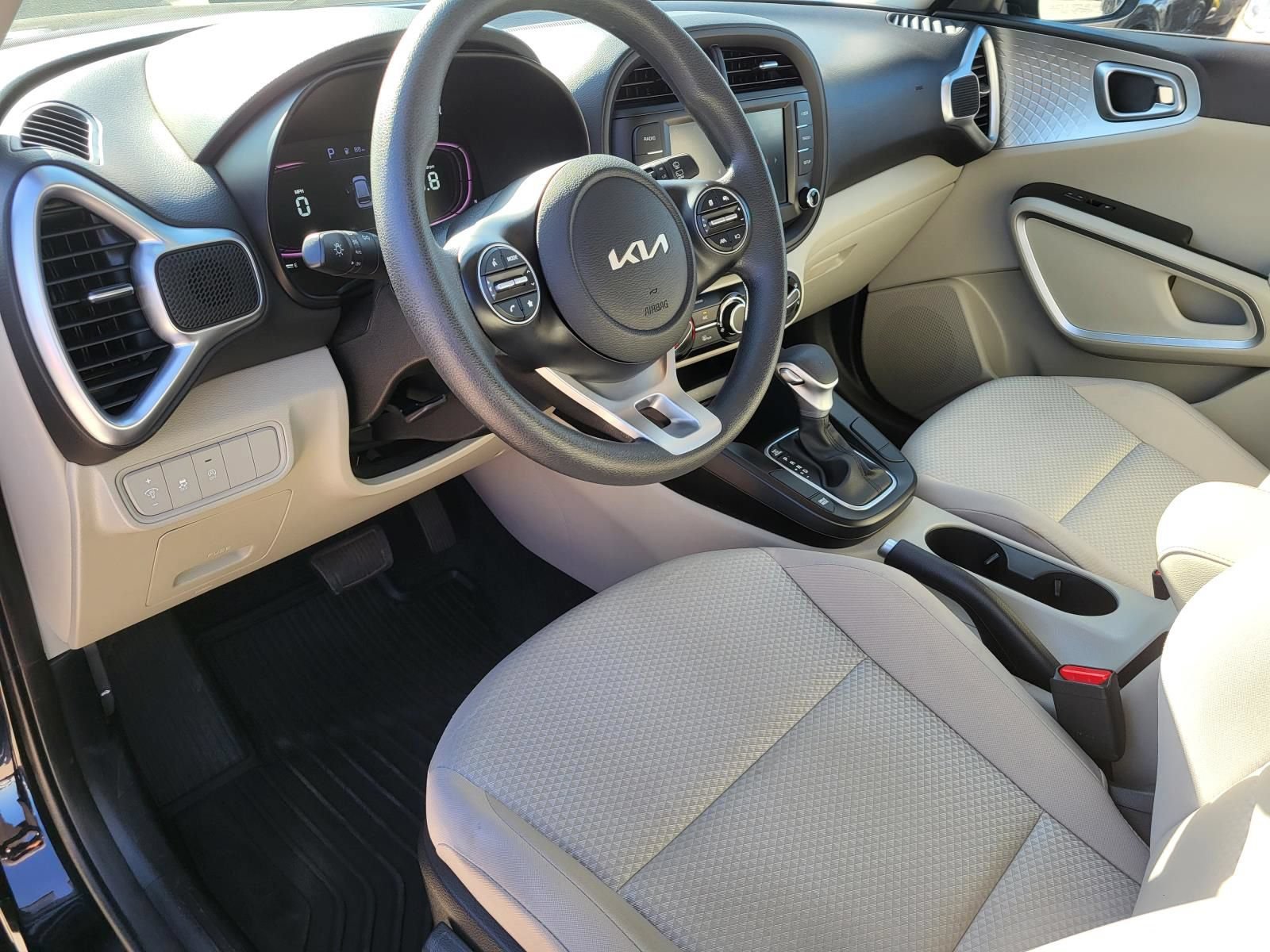 Used 2024 Kia Soul LX w/ Option Group 015 FWD image 18