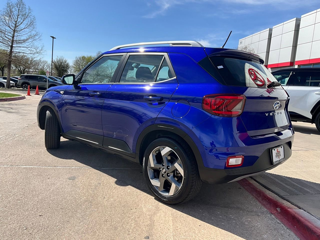 Used 2025 Hyundai Venue SEL image 8