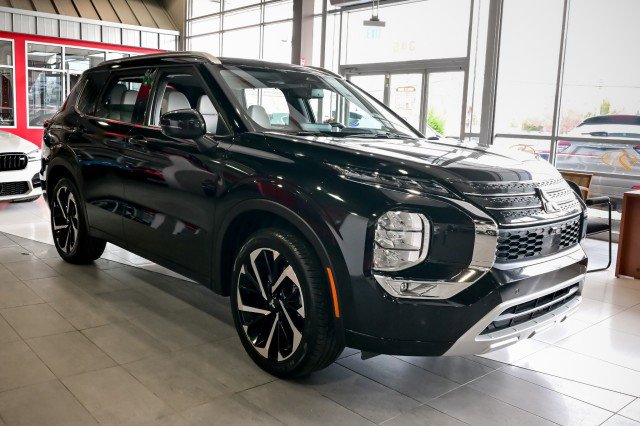 Used 2024 Mitsubishi Outlander SEL Black Edition image 3