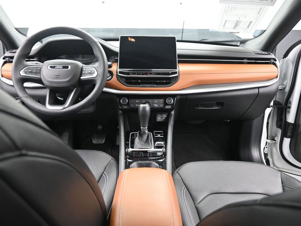Used 2025 Jeep Compass Limited image 24