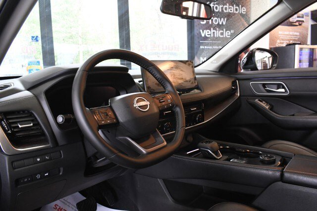 Used 2025 Nissan Rogue Platinum w/ Platinum Premium Package AWD/4WD image 30