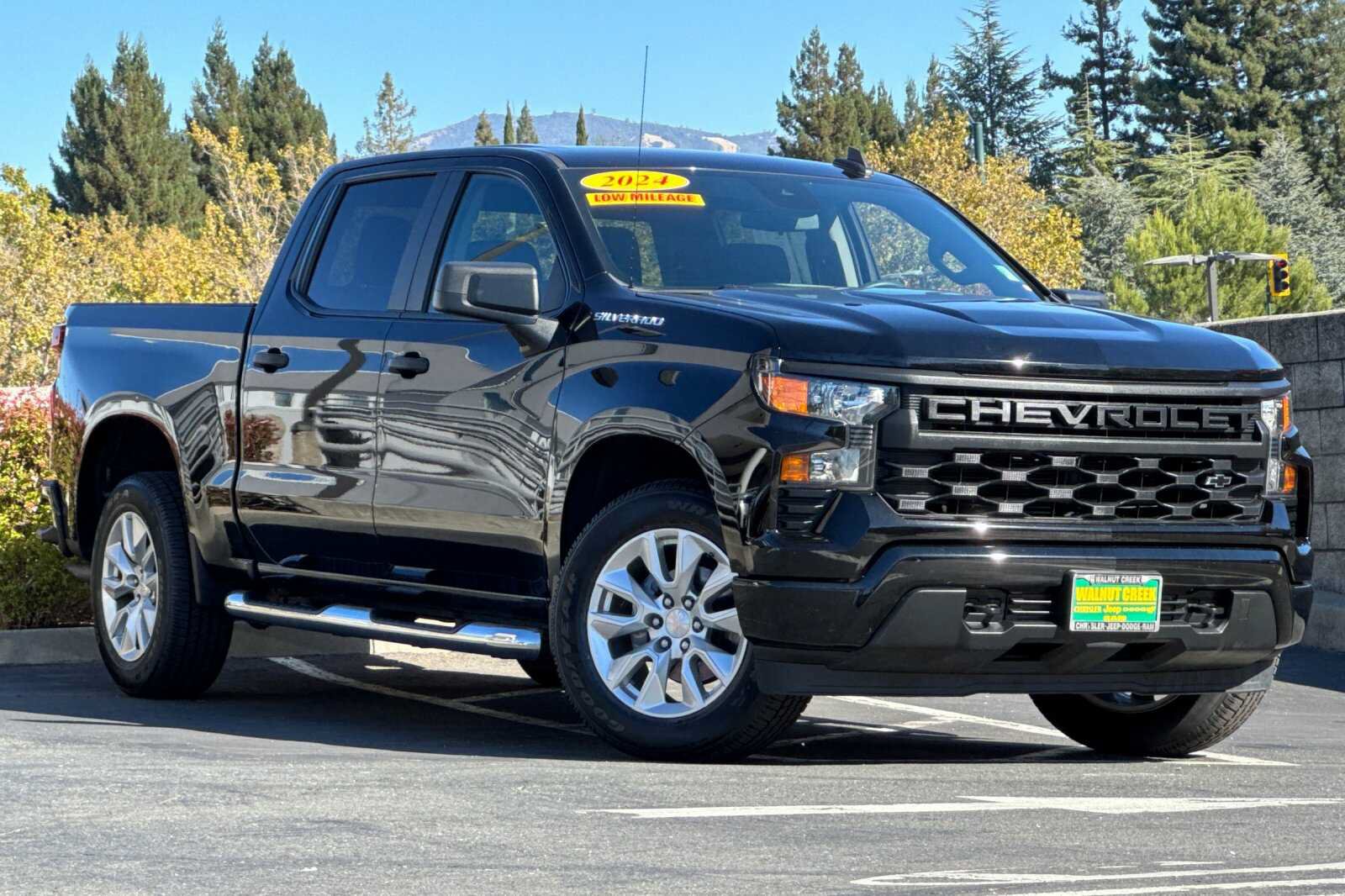 Used 2022 Chevrolet Silverado 1500 Custom RWD image 2